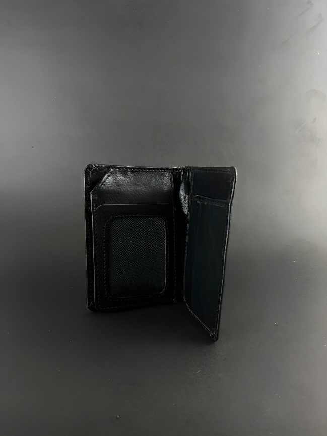 Smooth Black Leather Bifold: Simple and Classic