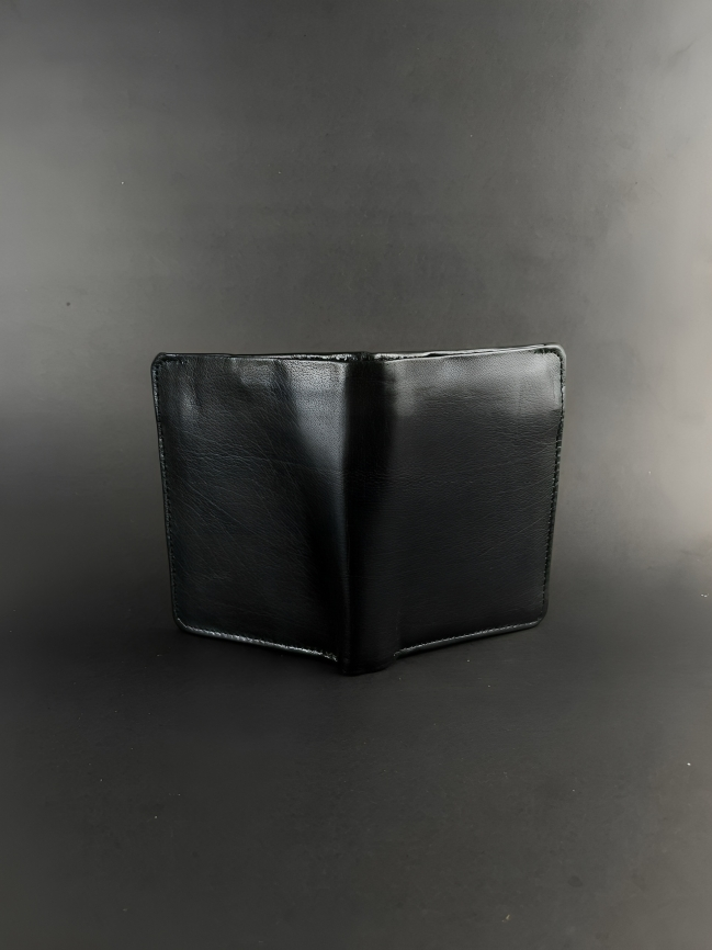 Smooth Black Leather Bifold: Simple and Classic