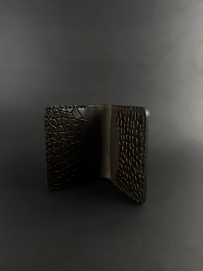 Crocodile Pattern Leather Bifold: Card Holder