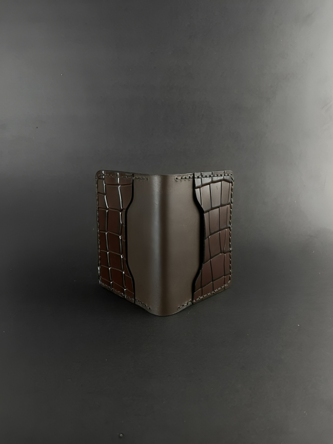 Crocodile Pattern Leather Bifold: Card Holder