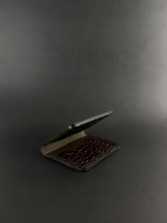 Crocodile Pattern Leather Bifold: Card Holder
