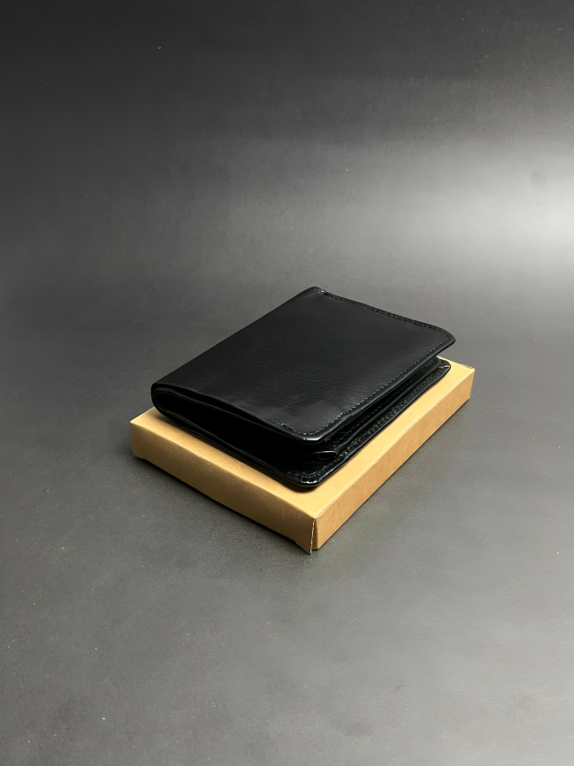 Smooth Black Leather Bifold: Simple and Classic