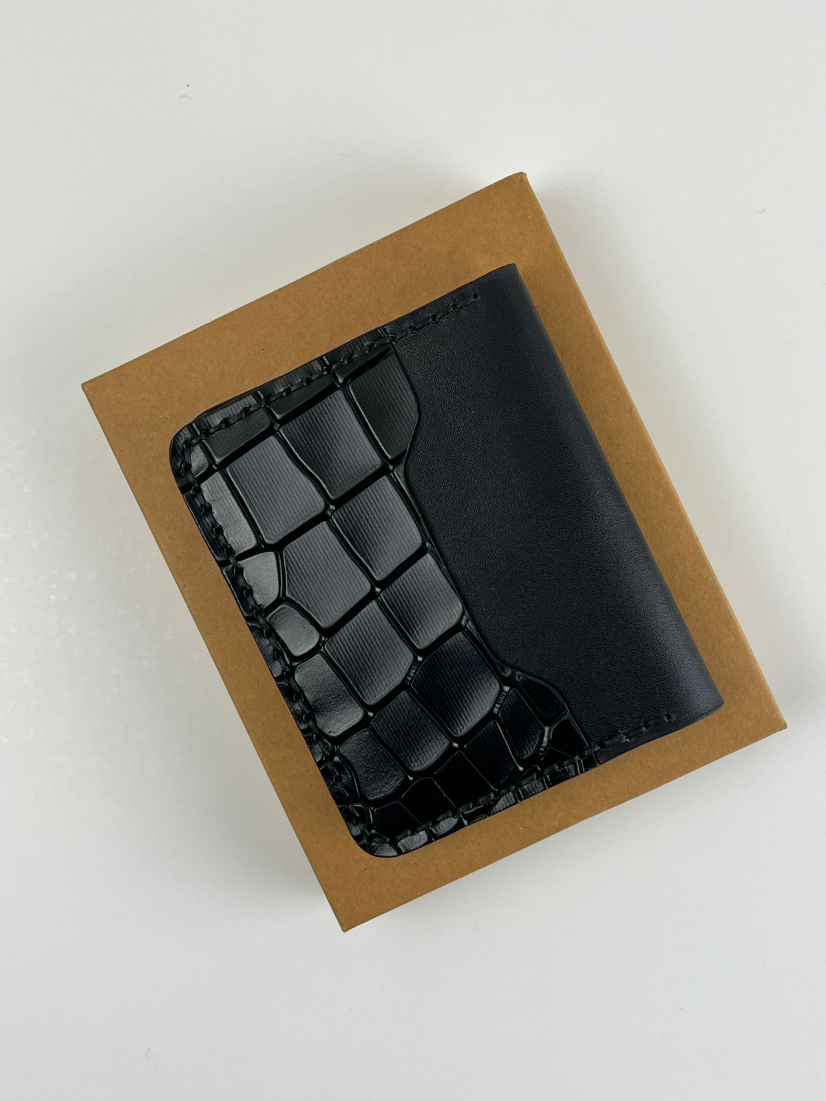 Crocodile Pattern Leather Bifold: Card Holder